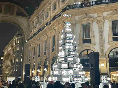 alberi gucci milano|Natale, Milano accende l'albero di Gucci .